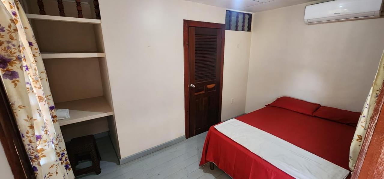 Fenix Hotel & Hostel Utila Luaran gambar